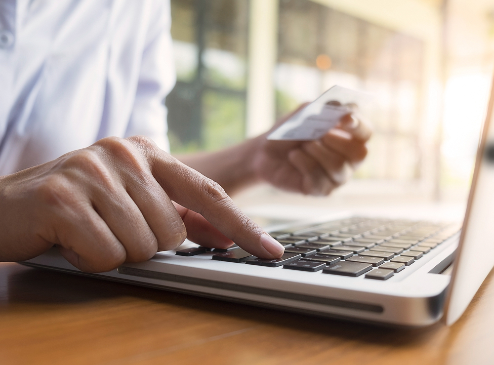 Mano en teclado