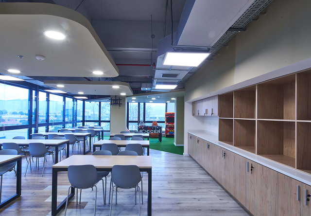 Oficina con muebles blancos